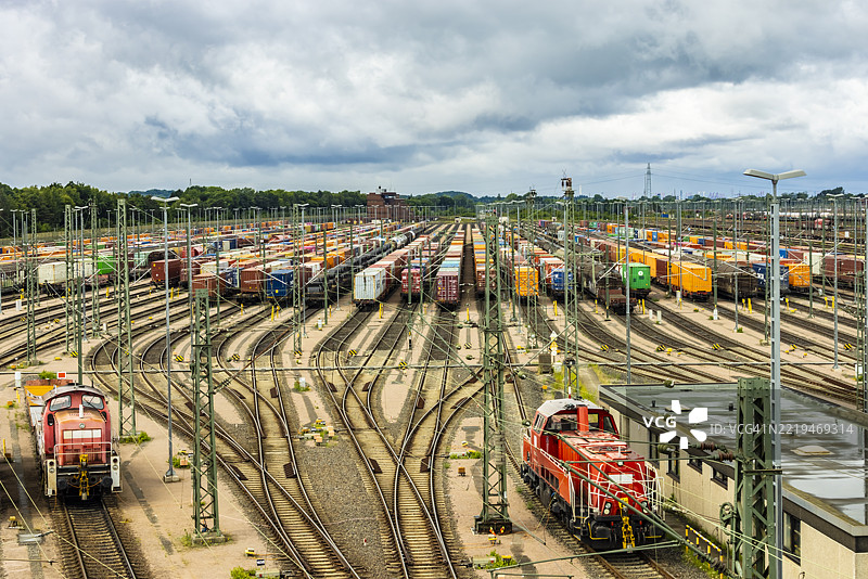 货运站内有许多货运列车图片素材