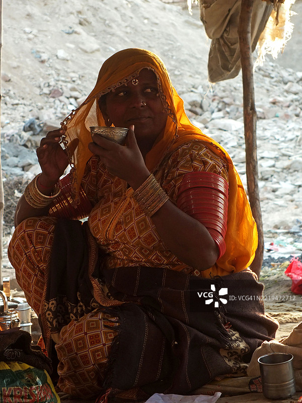 路边摊旁的铁匠与家人一起工作图片素材