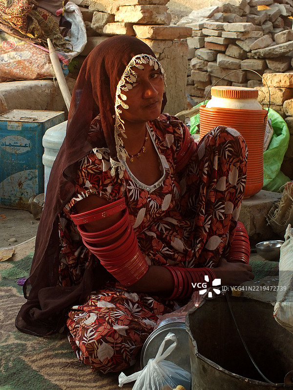 路边摊旁的铁匠与家人一起工作图片素材