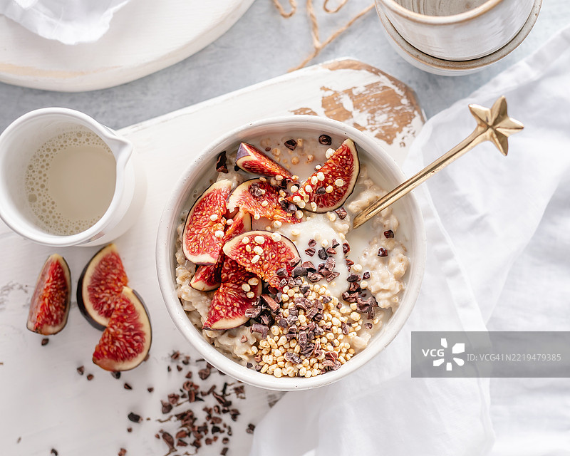 牛奶无花果燕麦粥图片素材