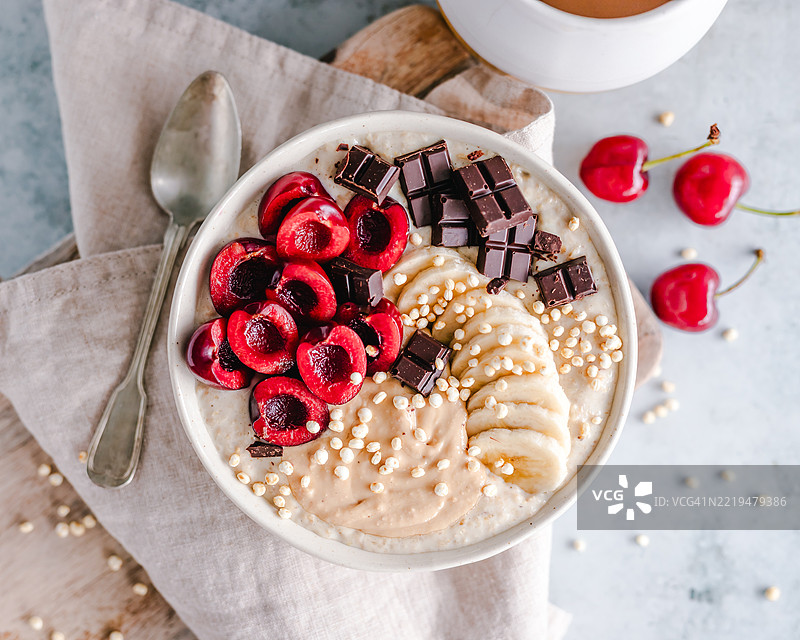 奶油燕麦粥配樱桃和巧克力图片素材