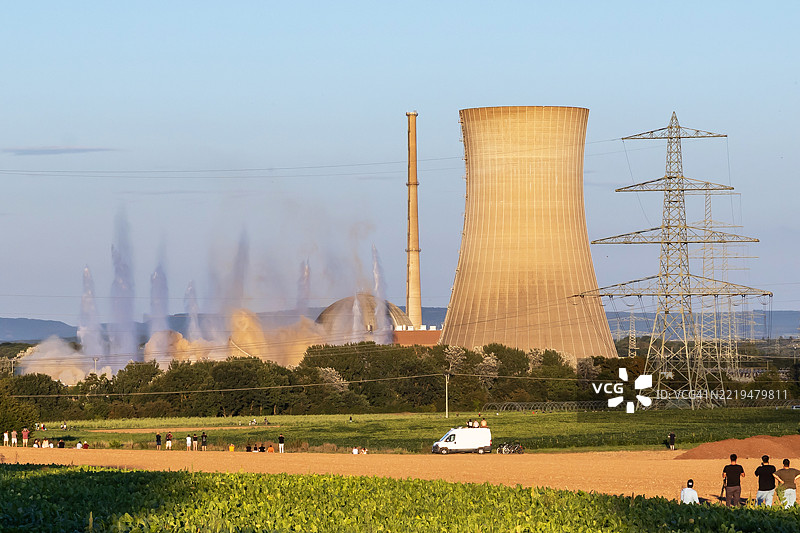 核电站冷却塔的拆除图片素材