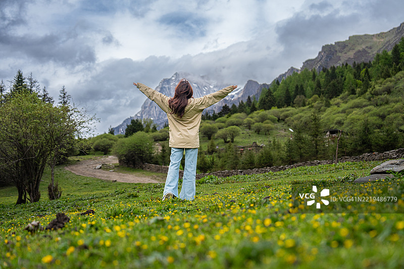 四川省四姑娘山国家公园，女人在粮田里工作的全景图图片素材