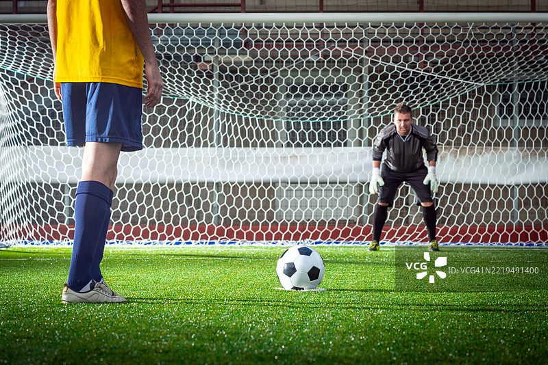 体育场内的足球比赛：点球射门图片素材