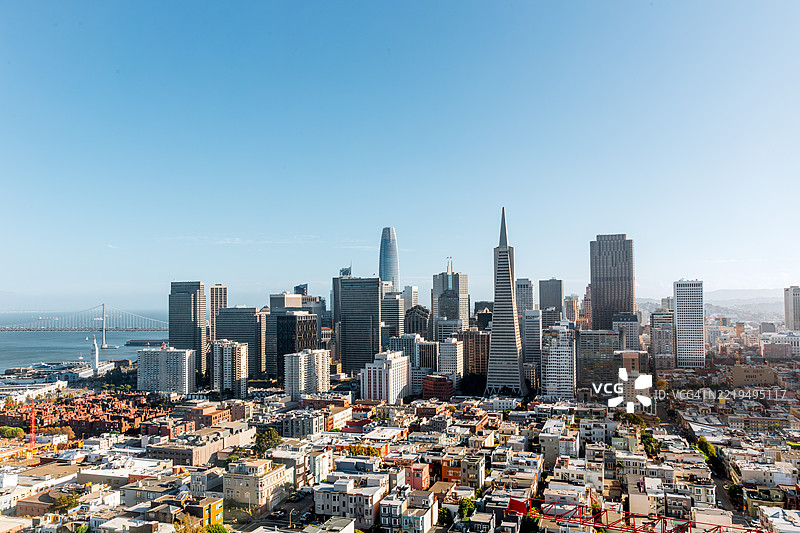 加利福尼亚州旧金山金融区在阳光明媚、蓝天清澈的日子里的天际线，鸟瞰图，美国图片素材