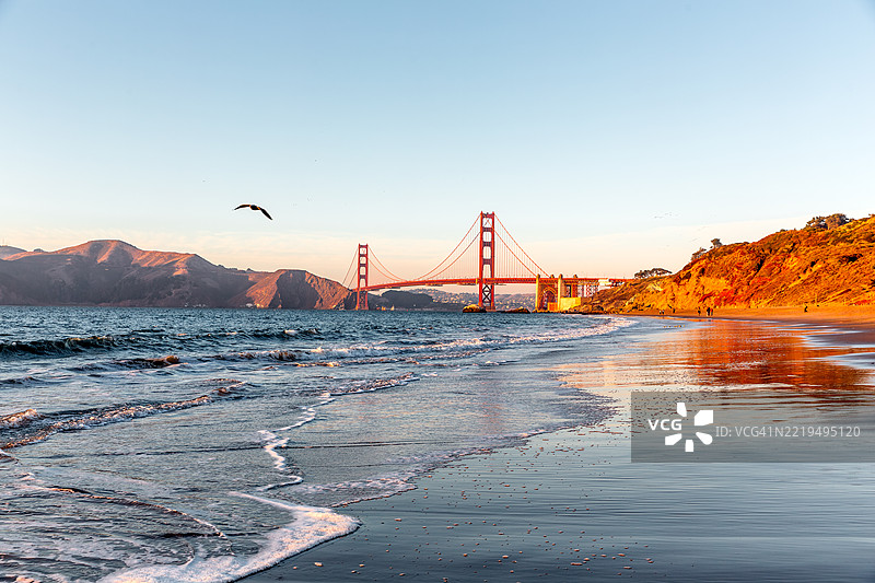 从加利福尼亚州旧金山的贝克海滩看到的日落时分金门大桥图片素材