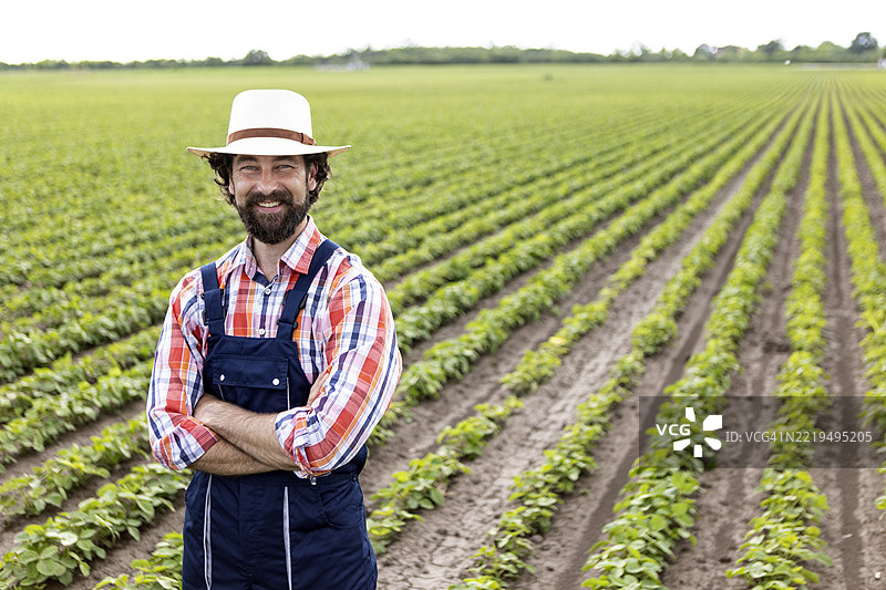 微笑的农场工人图片素材