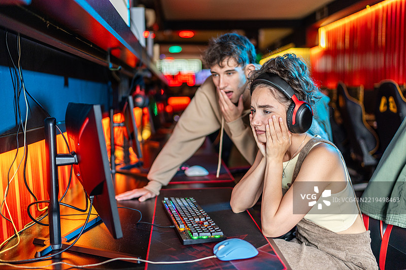 担心的玩家在网吧观看屏幕图片素材