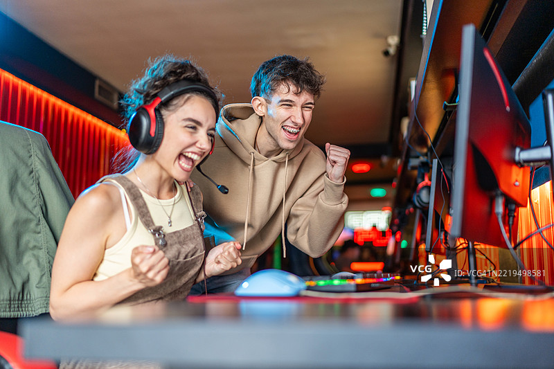 年轻玩家庆祝赢得电子游戏比赛图片素材