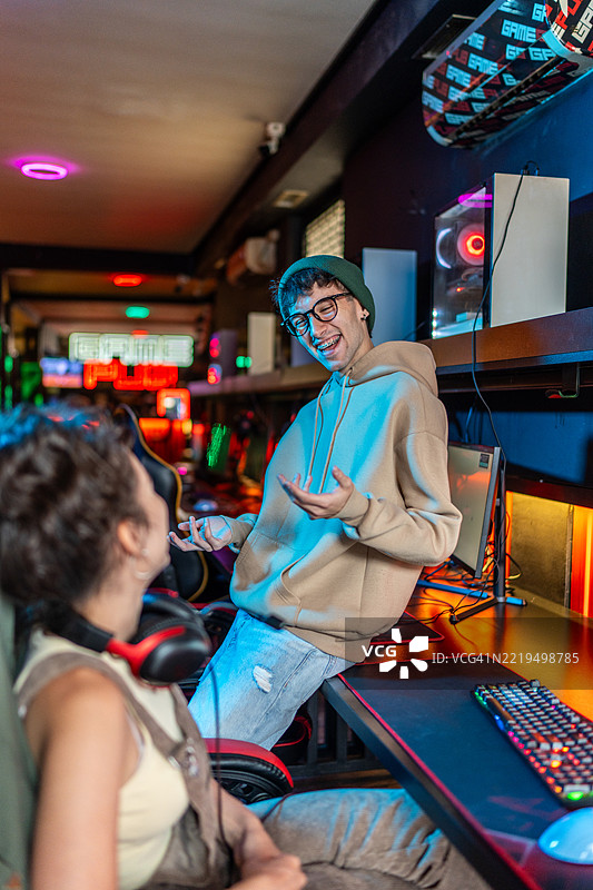 两位年轻玩家在网吧休息时聊天图片素材