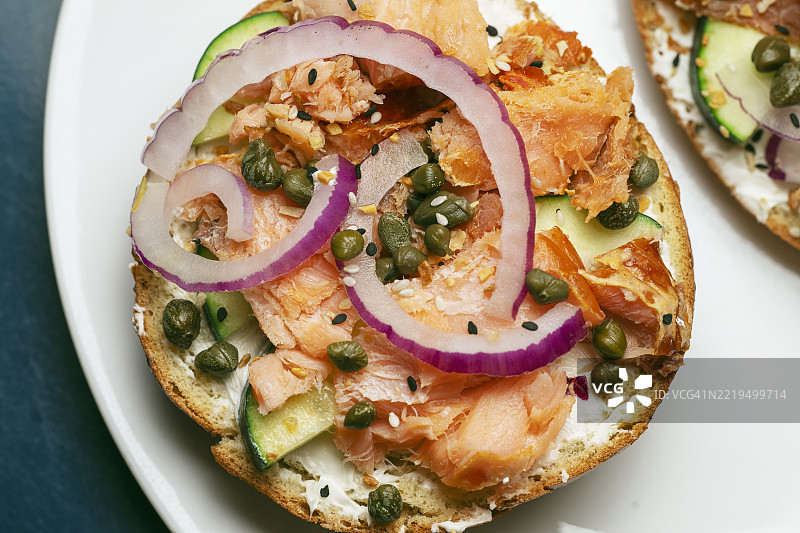 一半熏三文鱼百搭贝果图片素材