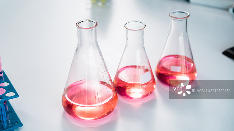 粉色化学溶液的锥形瓶实验室图片素材