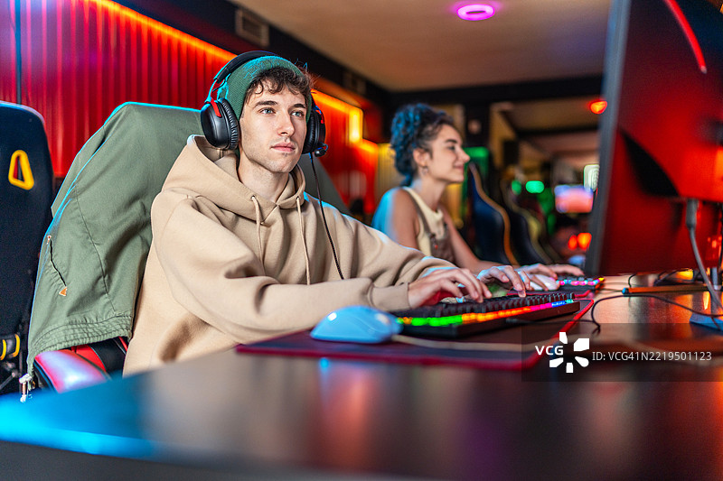 年轻玩家在网吧玩电脑游戏图片素材