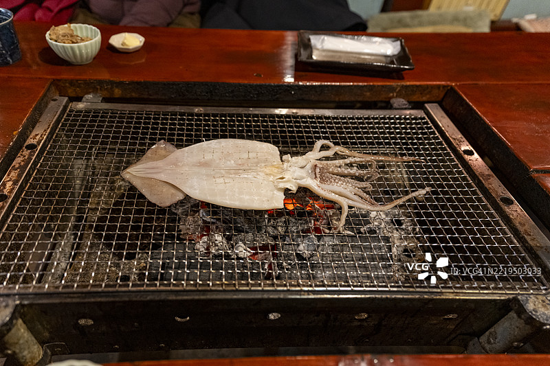 北海道钏路的烤架上烤着鱿鱼，炉端烧图片素材