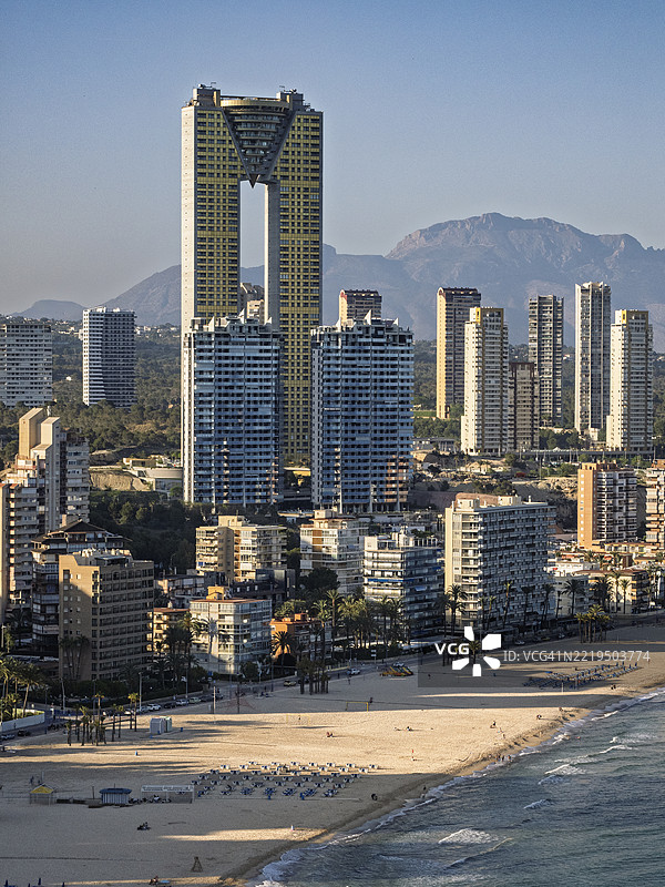 现代城市的高空视角，摩天大楼与地中海沿岸的海滩。西班牙贝尼多姆。图片素材