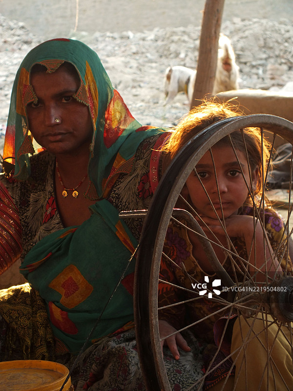 路边摊旁的铁匠与家人一起工作图片素材