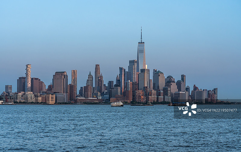 黄昏时分的下曼哈顿天际线图片素材