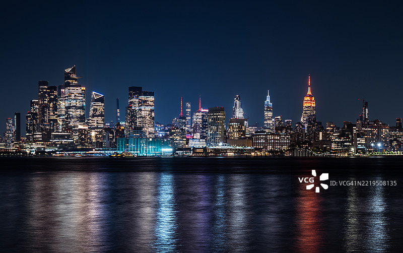 河流与市中心夜景图片素材