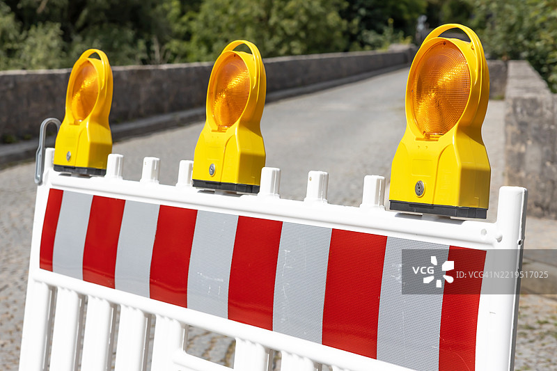 路障上的三个黄色警告灯图片素材