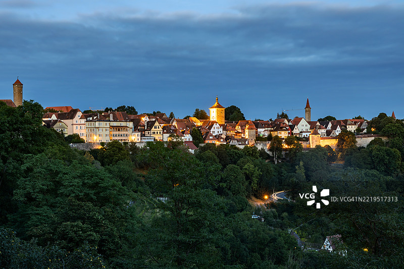 旅行目的地：德国巴伐利亚的罗滕堡老城在蓝色时刻图片素材
