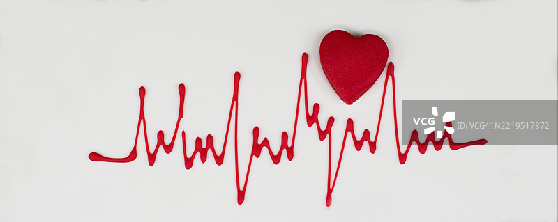 简约的红色心形和心跳线在白色背景上 - 爱与健康的概念图片素材
