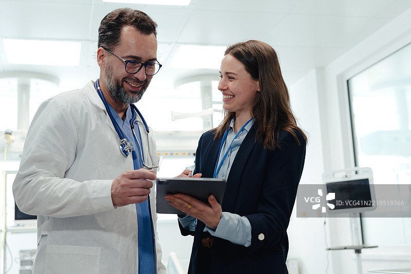 医疗专业人士与制药代表达成交易。图片素材