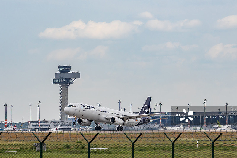 汉莎航空客机在柏林布兰登堡国际机场（BER）起飞图片素材