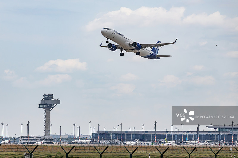 AEGEAN AIRLINES的客机在柏林布兰登堡国际机场（BER）起飞图片素材