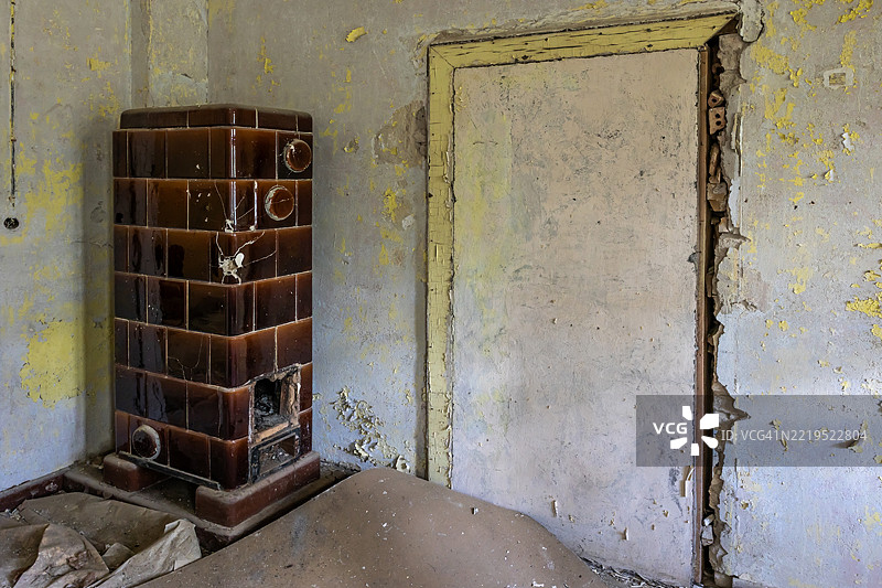废弃建筑中的旧烤箱图片素材