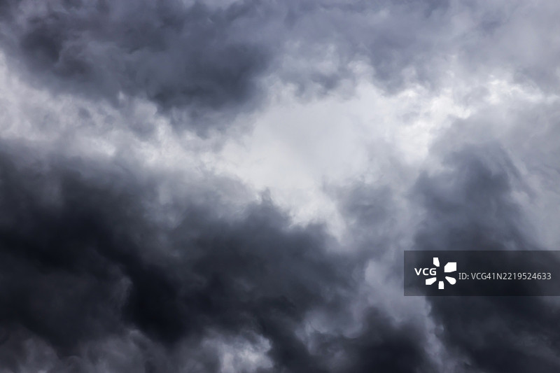 乌云密布的暴风雨图片素材