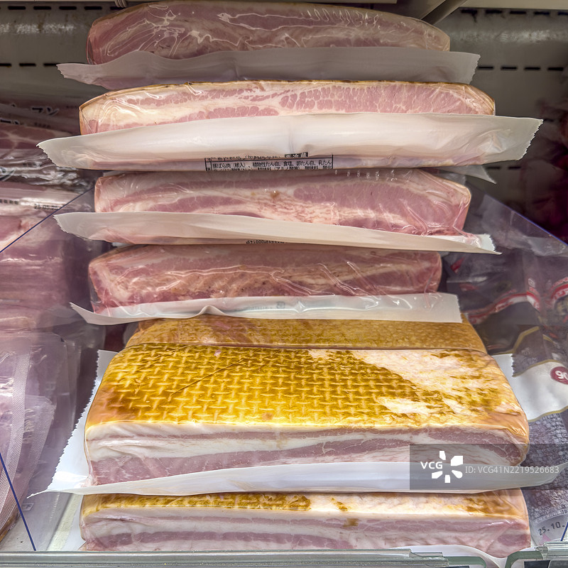 堆叠的真空密封培根块图片素材