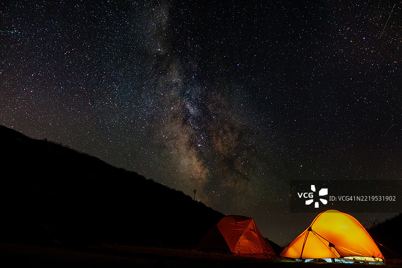 夜空下山脉的美丽景色图片素材