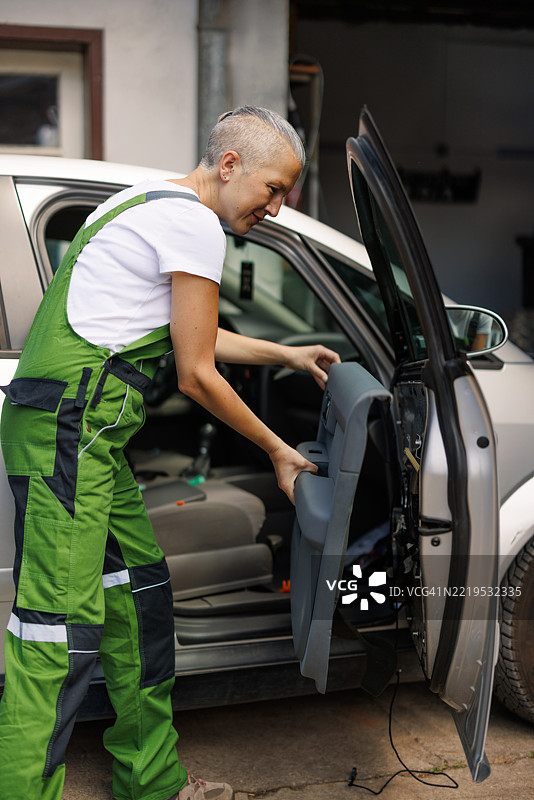 在车库里，完成任务图片素材