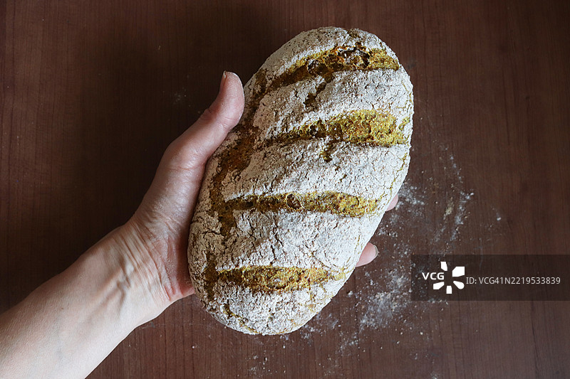 刚出炉 - 自制全麦玉米面包图片素材