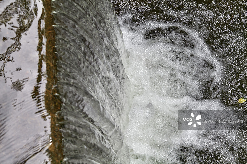 检查坝瀑布的美丽景观图片素材