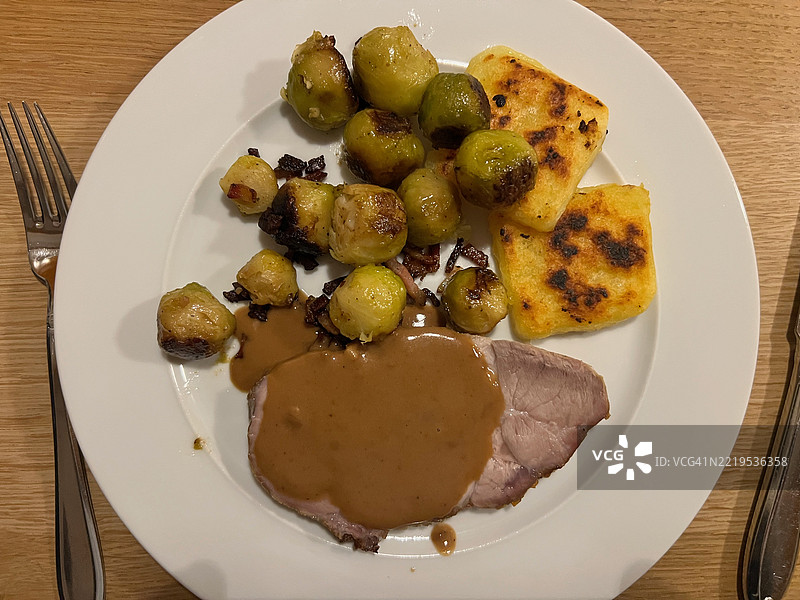 高角度视图的餐盘上的食物放在桌子上图片素材