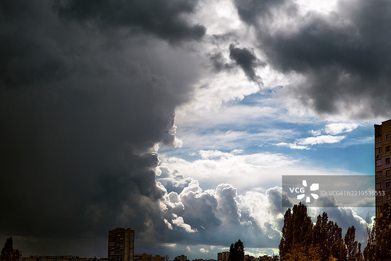乌克兰城市上空旋转的大型飓风云图片素材