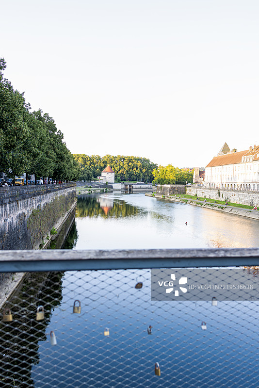 贝桑松爱情锁桥上的杜河景观图片素材