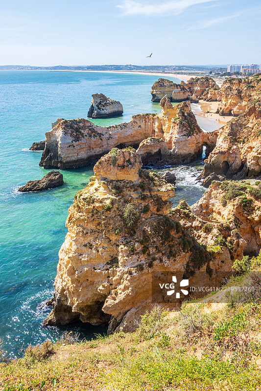 阿尔沃尔地区普拉亚·达·普赖尼亚附近的崎岖海岸线图片素材