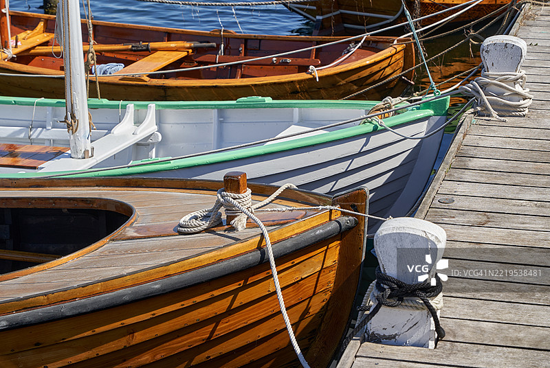 在波罗的海丹麦厄尔岛马尔斯塔尔港，由马尔斯塔尔海事博物馆修复的历史船只图片素材