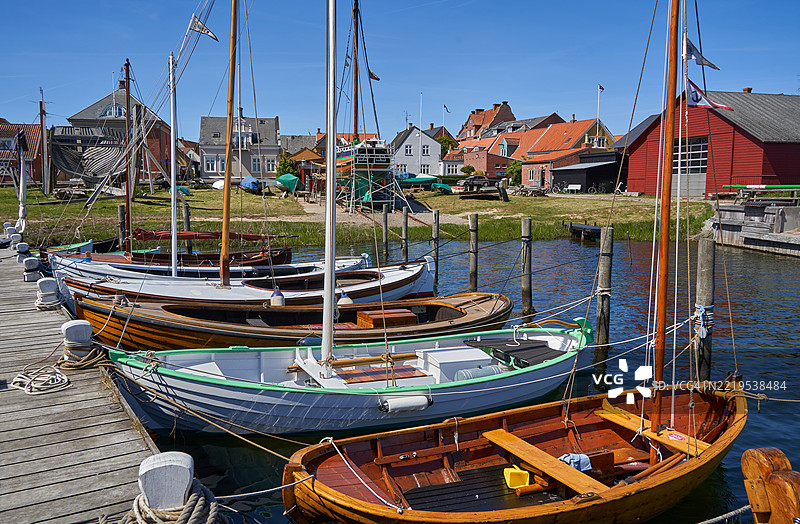 在波罗的海丹麦厄尔岛马尔斯塔尔港，由马尔斯塔尔海事博物馆修复的历史船只图片素材