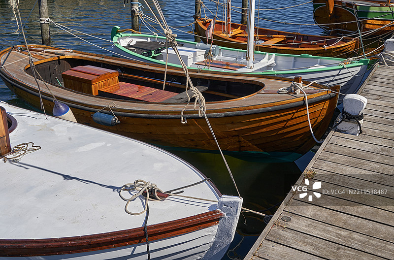 在波罗的海丹麦厄尔岛马尔斯塔尔港，由马尔斯塔尔海事博物馆修复的历史船只图片素材