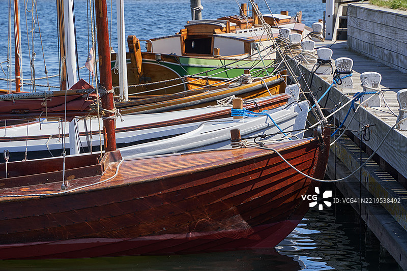 在波罗的海丹麦厄尔岛马尔斯塔尔港，由马尔斯塔尔海事博物馆修复的历史船只图片素材