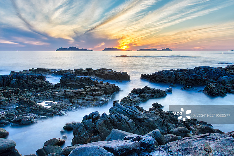 西班牙维戈的卡博埃斯泰海湾日落时的海景图片素材