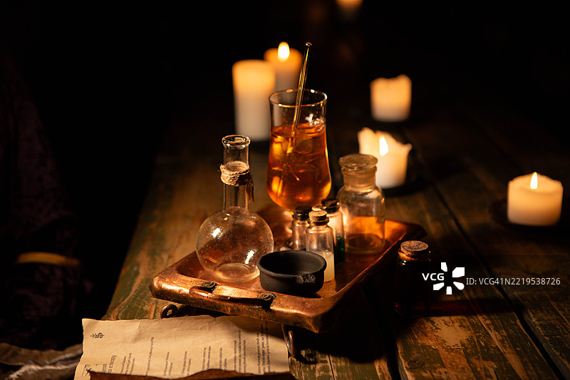 桌子上点亮的蜡烛特写图片素材