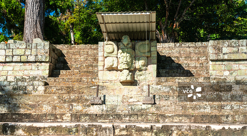 洪都拉斯科潘神庙阶梯上的玛雅雕刻神祇图片素材