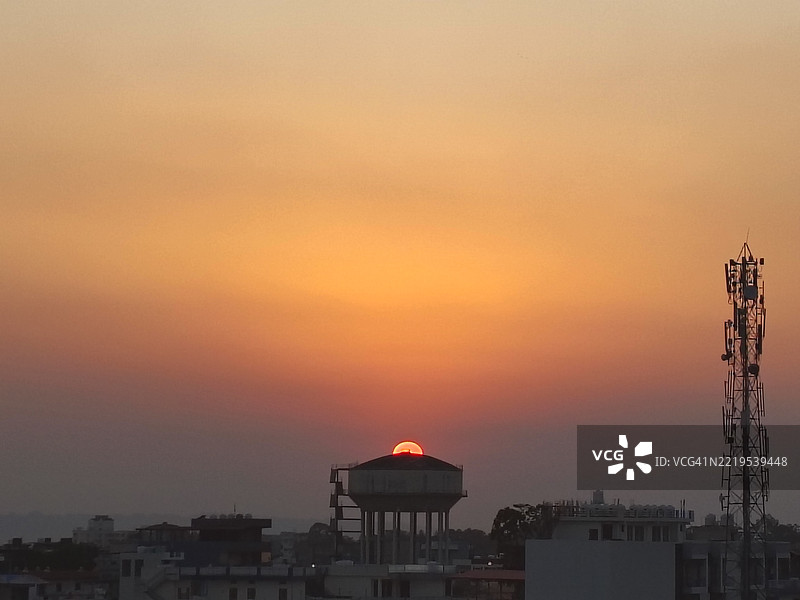 日落时分，建筑物的剪影映衬在天空中图片素材