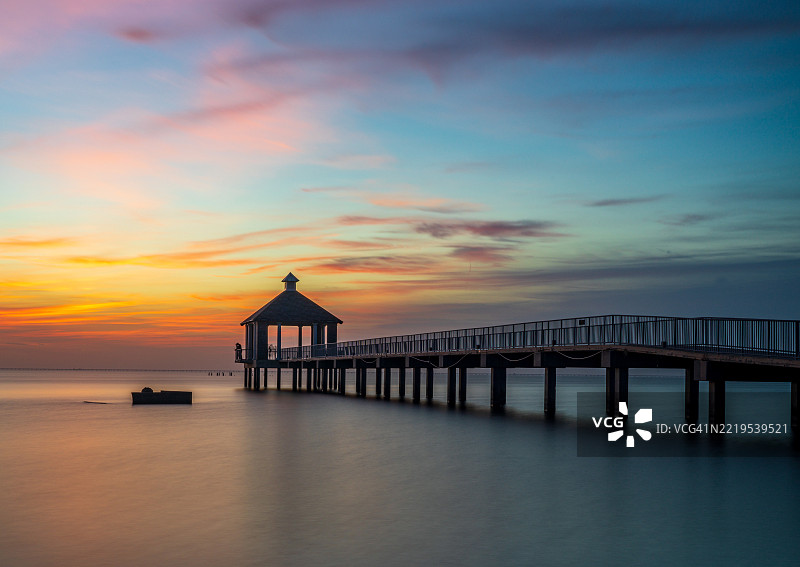 日落时分，路易斯安那州曼德维尔的海洋与天空的美丽景色图片素材