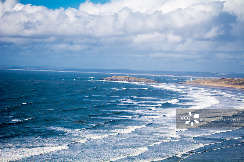 波浪与山脉是人间天堂图片素材