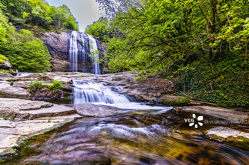 森林中的瀑布景观图片素材